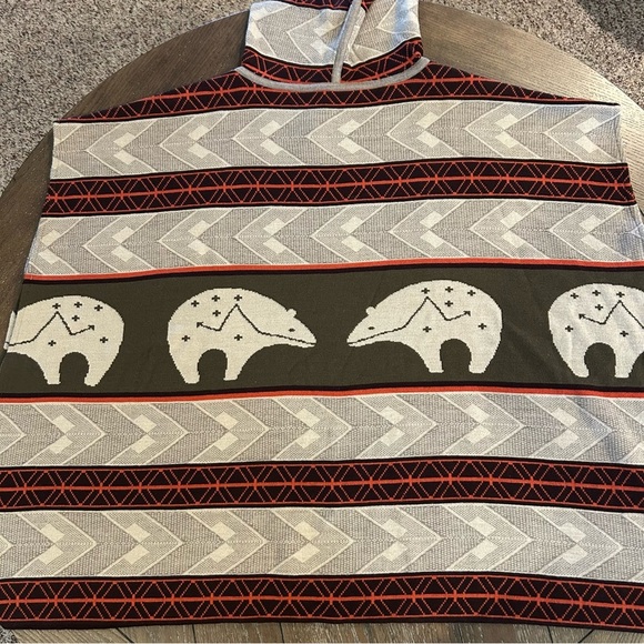 Pendleton Intarsia-Knit Bears Aztec Hooded Poncho - Picture 6 of 14